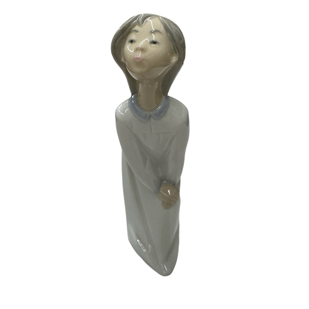 LLadro "Kissing Girl" Figurine Fine Porcelain - Picture 2 of 9